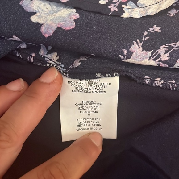 My Michelle Navy Blue Floral Print Sleeveless Blouse. Size Medium - Picture 8 of 9